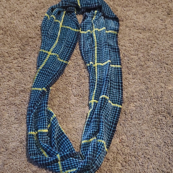SCARF - Picture 2 of 2